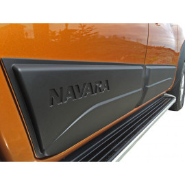 Накладки на двери Nissan Navara 2019